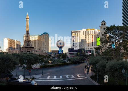 Une photo du Paris Las Vegas et du Planet Hollywood Las Vegas Resort and Casino, avec la Tour Eiffel et le Balloon Sign of the ancien sur le Banque D'Images