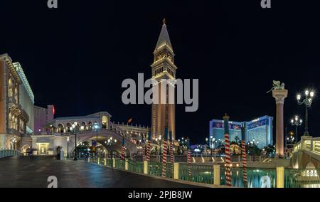 Une photo de la ville vénitienne de Las Vegas la nuit, avec le pont du Rialto sur la gauche et la tour Campanile au centre. Banque D'Images