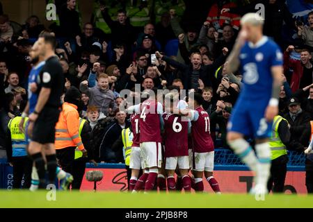 Aston Vila Squad fête ses points lors du match de la Premier League entre Chelsea et Aston Villa à Stamford Bridge, Londres, le samedi 1st avril 2023. (Photo: Federico Guerra Maranesi | MI News) Credit: MI News & Sport /Alamy Live News Banque D'Images