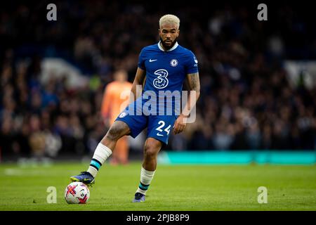 Reece James, de Chelsea, contrôle le ballon lors du match de la Premier League entre Chelsea et Aston Villa à Stamford Bridge, Londres, le samedi 1st avril 2023. (Photo: Federico Guerra Maranesi | MI News) Credit: MI News & Sport /Alamy Live News Banque D'Images