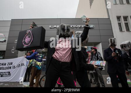 Berlin, Allemagne. 1st avril 2023. Le jour du Fool d'avril, environ 30 activistes de la rébellion d'extinction se sont réunis à Kurfuerstendamm, à Berlin, pour exquanter un concessionnaire de voitures de sport de luxe. En utilisant des vélos pour bloquer l'entrée, les activistes ont suggéré avec plaisanteries que le constructeur automobile de luxe introduisit une nouvelle ligne de véhicules sans émission sous forme de vélos. (Credit image: © Michael Kuenne/PRESSCOV via ZUMA Press Wire) USAGE ÉDITORIAL SEULEMENT! Non destiné À un usage commercial ! Banque D'Images