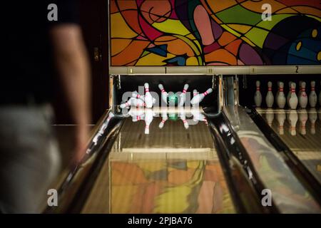 Boule de bowling s'écrasant dans des pins dans L'OHIO USA Banque D'Images