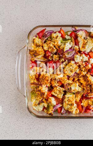 Les légumes cuits avec de la feta dans la casserole. Banque D'Images