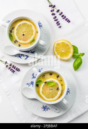 Avgolemono - délicieuse soupe grecque aux œufs de poulet et au citron. Sauce méditerranéenne ou soupe Banque D'Images