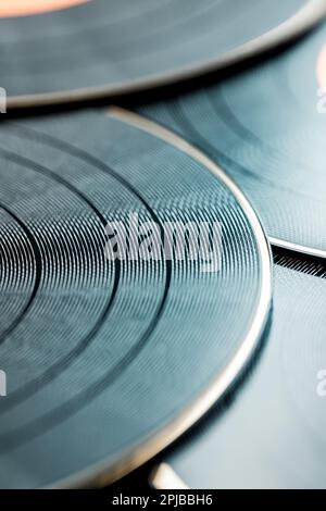 CD et DVD en noir comme arrière-plan. Mise au point douce Banque D'Images