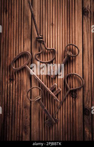 Assortiment de clés vintage sur fond en bois. Vue de dessus Banque D'Images