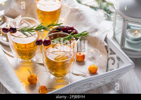 Cocktail de cidre de pomme de Noël avec canneberges, biscuits au romarin et au pain d'épice. Vin de pomme chaud pour Noël Banque D'Images