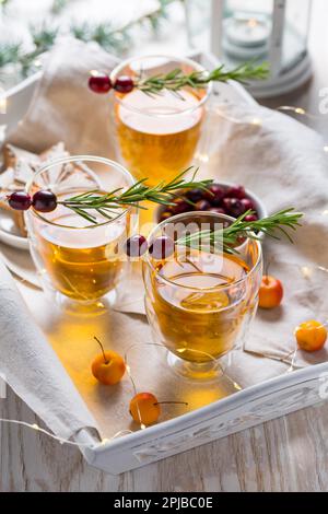 Cocktail de cidre de pomme de Noël avec canneberges, biscuits au romarin et au pain d'épice. Vin de pomme chaud pour Noël Banque D'Images