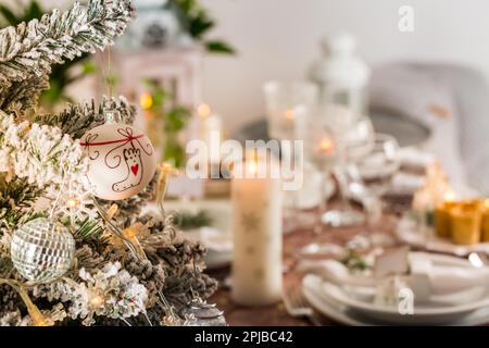 Table pour les fêtes de Noël et de nouvel an. Table de fête à la maison avec arbre de Noël Banque D'Images