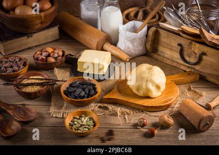 Assortiment d'ingrédients de cuisson et d'ustensiles de cuisine dans un style en bois vintage. Concept de pâtisserie de Noël Banque D'Images