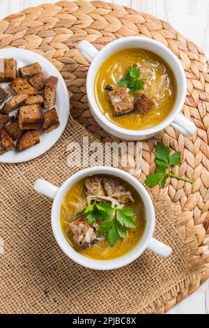 Soupe traditionnelle à l'oignon français avec croûtons de pain grillé pour l'automne et l'hiver Banque D'Images