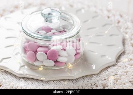 Lentilles au chocolat blanc et rose au goût de menthe poivrée en verre Banque D'Images