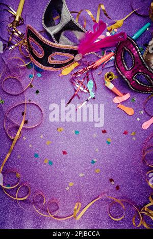 Masque de carnaval, banderoles et confettis pour les fêtes de fond en violet avec espace de copie Banque D'Images
