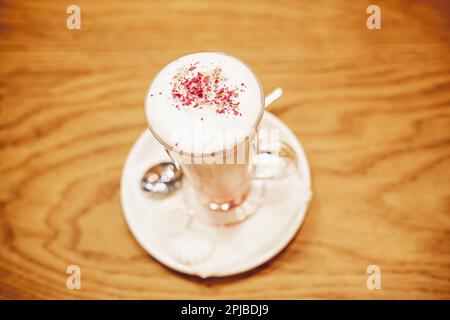 Cappuccino mousseux, superposé dans une tasse en verre transparent et saupoudrée de cannelle.temps du café, délicieuse boisson sucrée.matin Barista énergie fraîche Banque D'Images