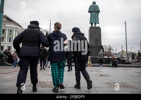 Moscou, Russie. 1st avril 2023. Des policiers emprisonnent des jeunes lors d'un rassemblement annuel informel de hippies et d'autres fans de cultures souterraines sur le boulevard Gogolevsky, au centre de la ville de Moscou, en Russie Banque D'Images