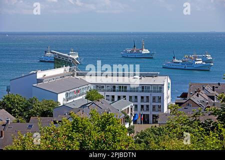 Bateaux d'excursion, complexe hôtelier, île de haute mer, Helgoland, Schleswig-Holstein, Allemagne Banque D'Images