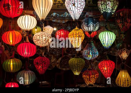 Faites des achats avec lanternes, Hoi an, Asie du Sud-est, Vietnam Banque D'Images