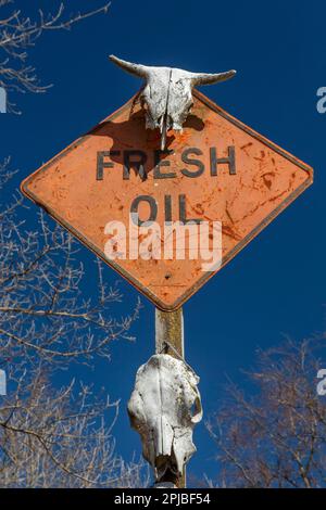 Coffeyville, Kansas, les crânes et les panneaux animaux restent une manifestation dans la zone morte après un déversement de pétrole de 2007 à la raffinerie de pétrole de Coffeyville Resources. Banque D'Images