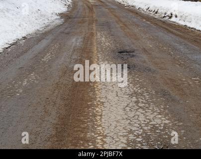 Route asphaltée en hiver. Québec, Canada Banque D'Images