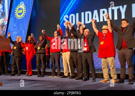 Detroit, Michigan États-Unis, 29 mars 2023, les membres du conseil exécutif des travailleurs Unis de l'automobile chantent Solidarnosc pour toujours à la fin de la négociation des UAWs Banque D'Images