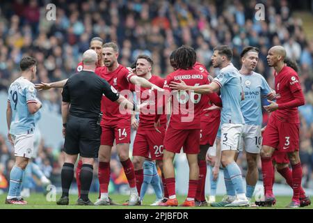 Les deux jeux de joueurs font appel à l'arbitre Simon Hooper lors du match de la Premier League Manchester City contre Liverpool à Etihad Stadium, Manchester, Royaume-Uni, 1st avril 2023 (photo de Gareth Evans/News Images) Banque D'Images