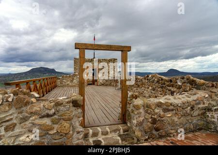 Forteresse du château de Szigliget à côté du lac Balaton avec vue magnifique sur le bassin de Tapolca Banque D'Images