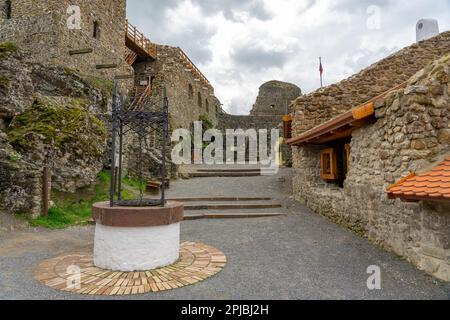 Forteresse du château de Szigliget à côté du lac Balaton avec vue magnifique sur le bassin de Tapolca Banque D'Images