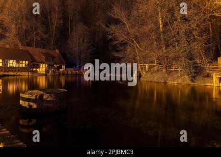 Vue sur un moulin à colombages au Blatopfsee à Blaubeuren la nuit en hiver Banque D'Images