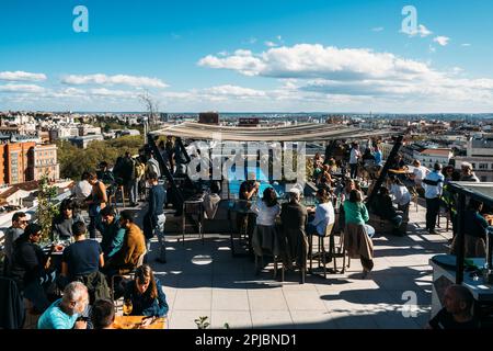 Madrid, Espagne - 1 avril 2023 : pub sur le toit du cercle des Beaux-Arts à Madrid. Le toit du Círculo de Bellas Artes (CBA) Banque D'Images