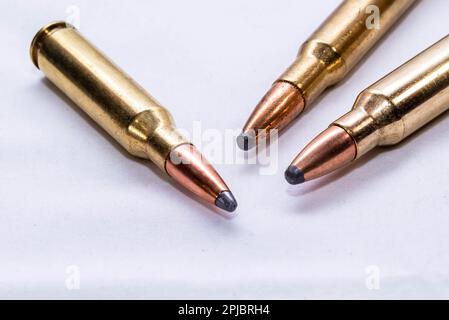 Trois balles de fusil de chasse de calibre différent sur fond blanc Banque D'Images