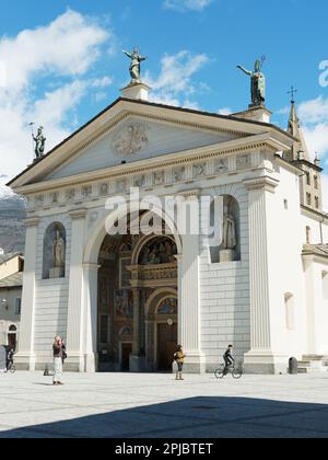 Entrée à la cathédrale Santa Maria Assunta dans la ville d'Aoste, Vallée d'Aoste, Italie Banque D'Images