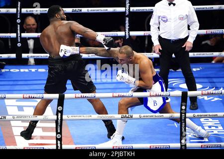 Fabio Wardley (à droite) en action contre Michael poli-Coffie dans le WBA Continental Heavyweight Title bout vacant au O2, Londres. Date de la photo: Samedi 1 avril 2023. Banque D'Images