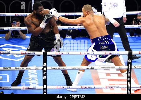 Fabio Wardley (à droite) en action contre Michael poli-Coffie dans le WBA Continental Heavyweight Title bout vacant au O2, Londres. Date de la photo: Samedi 1 avril 2023. Banque D'Images