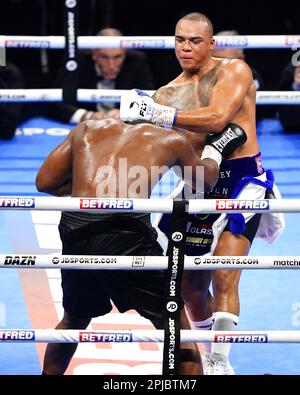 Fabio Wardley (à droite) en action contre Michael poli-Coffie dans le WBA Continental Heavyweight Title bout vacant au O2, Londres. Date de la photo: Samedi 1 avril 2023. Banque D'Images