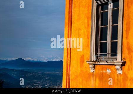 Le Liberty style Bellavista Boutique Hotel se trouve sur la Piazza Bonacossa à Brunate, la ville au sommet d'une colline surplombant la ville de Côme, en Italie. Banque D'Images