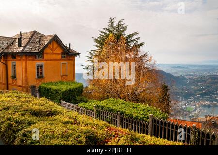 Le Liberty style Bellavista Boutique Hotel se trouve sur la Piazza Bonacossa à Brunate, la ville au sommet d'une colline surplombant la ville de Côme, en Italie. Banque D'Images