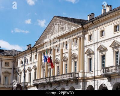 La place principale d'Aoste, Piazza Emile Chanoux avec l'hôtel de ville sur la droite. Vallée d'Aoste Italie Banque D'Images