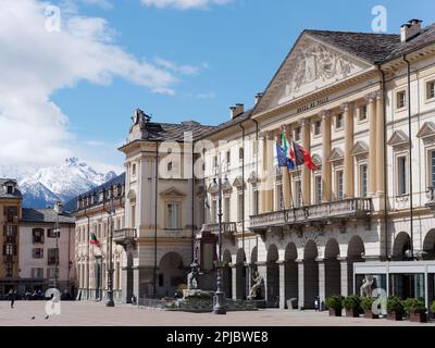 La place principale d'Aoste, Piazza Emile Chanoux, avec l'hôtel de ville sur la droite. Vallée d'Aoste Italie Banque D'Images