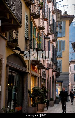 Tranche de vie quotidienne à Côme au pied des Alpes italiennes. Banque D'Images