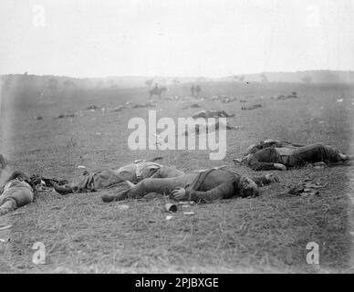Soldats morts sur le champ de bataille de Gettysburg après la bataille de Gettysburg pendant la guerre de Sécession. La bataille de Gettysberg a représenté la fin du mouvement nordique des troupes confédérées et leur défaite à Gettysburg est souvent considérée comme le point tournant de la guerre. La bataille a vu 200 000 hommes se réunir au combat, avec un décompte de la mort combiné de 8000. Banque D'Images