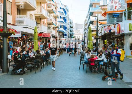 Benidorm, Espagne - 01 avril, 2023: Les gens profitent d'une journée ensoleillée dans la station balnéaire de Benidorm. Rues de la vieille ville de Benidorm. Benidorm - Espagnol populaire Banque D'Images