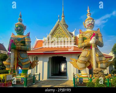 La carte de visite de la capitale de la Thaïlande est le temple bouddhiste Wat Arun, temple de l'Aube, qui est situé sur les rives de la rivière Chao Phraya. Banque D'Images