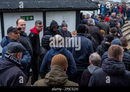 Maidenhead, Royaume-Uni. 1st avril 2023. Les fans de football partent après un match de la National League contre Chesterfield au terrain de Maidenhead United sur York Road. York Road est considéré par la football Association comme le plus ancien terrain de football senior utilisé en permanence par le même club. Le Royal Borough de Windsor et Maidenhead a récemment approuvé des plans visant à ajouter 224 sièges de plus dans le South Stand et à construire un nouveau North Stand de 304 sièges. Crédit : Mark Kerrison/Alamy Live News Banque D'Images