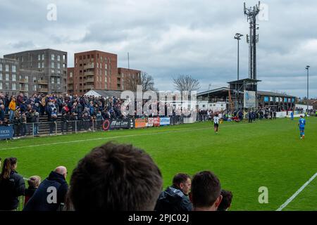 Maidenhead, Royaume-Uni. 1st avril 2023. Les fans de football regardent un match de la National League contre Chesterfield au terrain de Maidenhead United sur York Road. York Road est considéré par la football Association comme le plus ancien terrain de football senior utilisé en permanence par le même club. Le Royal Borough de Windsor et Maidenhead a récemment approuvé des plans visant à ajouter 224 sièges de plus dans le South Stand et à construire un nouveau North Stand de 304 sièges. Crédit : Mark Kerrison/Alamy Live News Banque D'Images