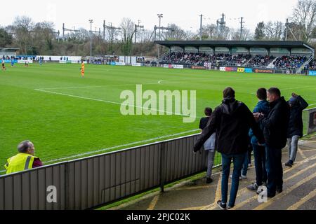 Maidenhead, Royaume-Uni. 1st avril 2023. Les fans de football regardent un match de la National League contre Chesterfield au terrain de Maidenhead United sur York Road. York Road est considéré par la football Association comme le plus ancien terrain de football senior utilisé en permanence par le même club. Le Royal Borough de Windsor et Maidenhead a récemment approuvé des plans visant à ajouter 224 sièges de plus dans le South Stand et à construire un nouveau North Stand de 304 sièges. Crédit : Mark Kerrison/Alamy Live News Banque D'Images