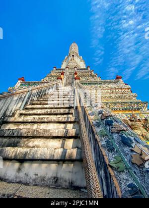 La carte de visite de la capitale de la Thaïlande est le temple bouddhiste Wat Arun, temple de l'Aube, qui est situé sur les rives de la rivière Chao Phraya. Banque D'Images