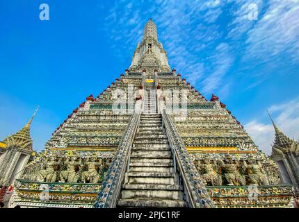 La carte de visite de la capitale de la Thaïlande est le temple bouddhiste Wat Arun, temple de l'Aube, qui est situé sur les rives de la rivière Chao Phraya. Banque D'Images