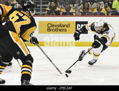 Pittsburgh, États-Unis. 01st avril 2023. Boston Bruins centre David Krejci (46) fait la course de l'aile droite des Penguins de Pittsburgh Rickard Rakell (67) à la palet dans la première période à la PPG Paints Arena à Pittsburgh samedi, 25 mars 2023. Photo par Archie Carpenter/UPI crédit: UPI/Alay Live News Banque D'Images