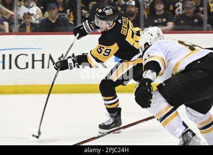 Pittsburgh, États-Unis. 01st avril 2023. Le défenseur des Bruins de Boston Dmitry Orlov (81) ferme sur l'aile gauche des Penguins de Pittsburgh Jake Guentzel (59) alors qu'il tourne au cours de la deuxième période contre les Penguins de Pittsburgh à la PPG Paints Arena de Pittsburgh, dimanche, 1 avril 2023. Photo par Archie Carpenter/UPI crédit: UPI/Alay Live News Banque D'Images
