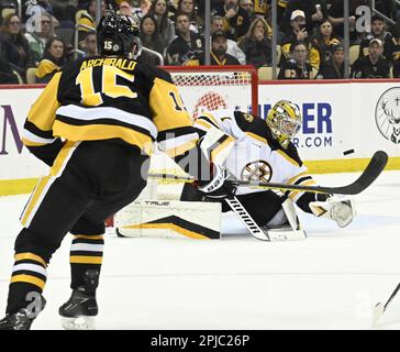 Pittsburgh, États-Unis. 01st avril 2023. L'aile droite des Penguins de Pittsburgh Josh Archibald (15) a tiré sur des voiles à gauche du gardien de but des Bruins de Boston Jeremy Swayman (1) pendant la deuxième période contre les Penguins de Pittsburgh à l'aréna des peintures de PPG à Pittsburgh, dimanche, 1 avril 2023. Photo par Archie Carpenter/UPI crédit: UPI/Alay Live News Banque D'Images
